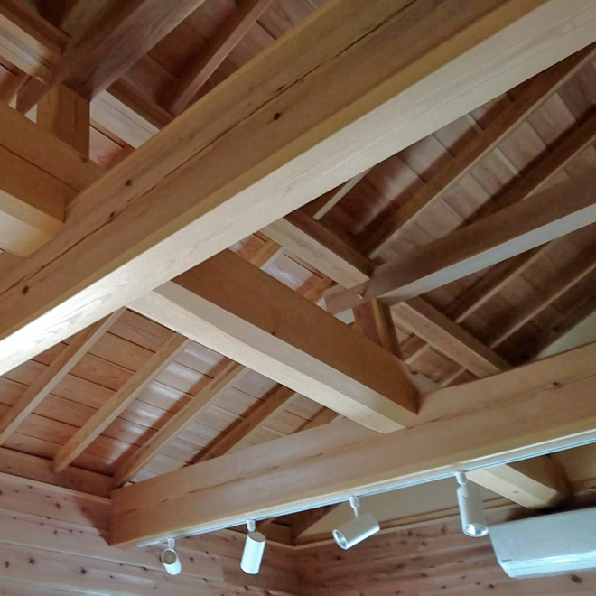 室内 2階 寝室の屋根 梁と木組み